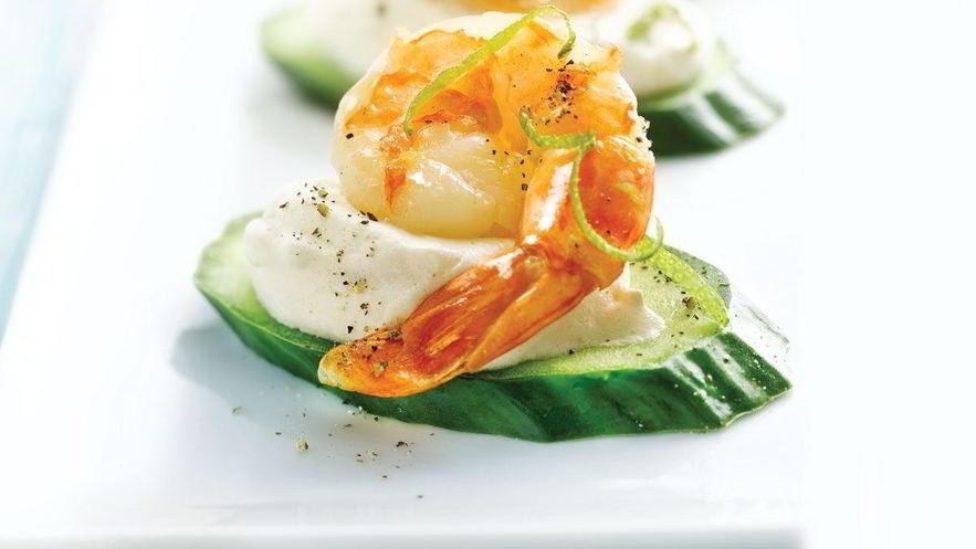 Рецепт канапе с креветками и огурцом