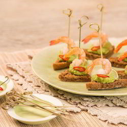 Рецепт Канапе с креветкой, гуакомоле и лаймом
