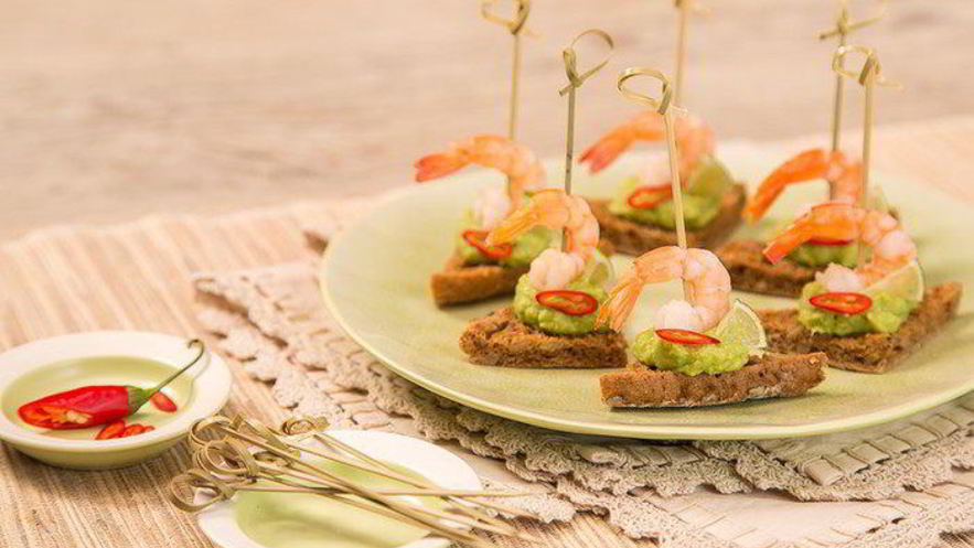 Рецепт канапе с креветкой, гуакомоле и лаймом