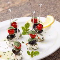 Канапе с маринованной в цитрусовом соке и фенхеле фетой, оливками и мятой