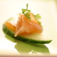 Рецепт Канапе с огурцом и лососем