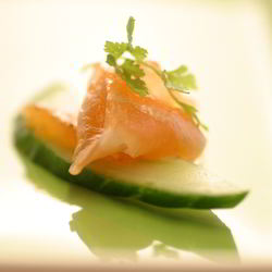 Рецепт Канапе с огурцом и лососем
