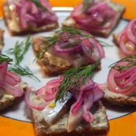 Рецепт Канапе с сельдью и красным луком