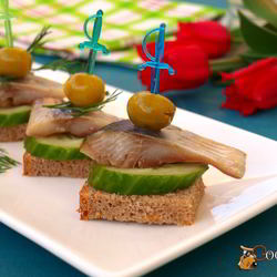 Рецепт Канапе с сельдью и свежим огурцом