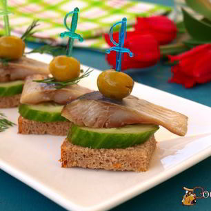 Рецепт Канапе с сельдью и свежим огурцом