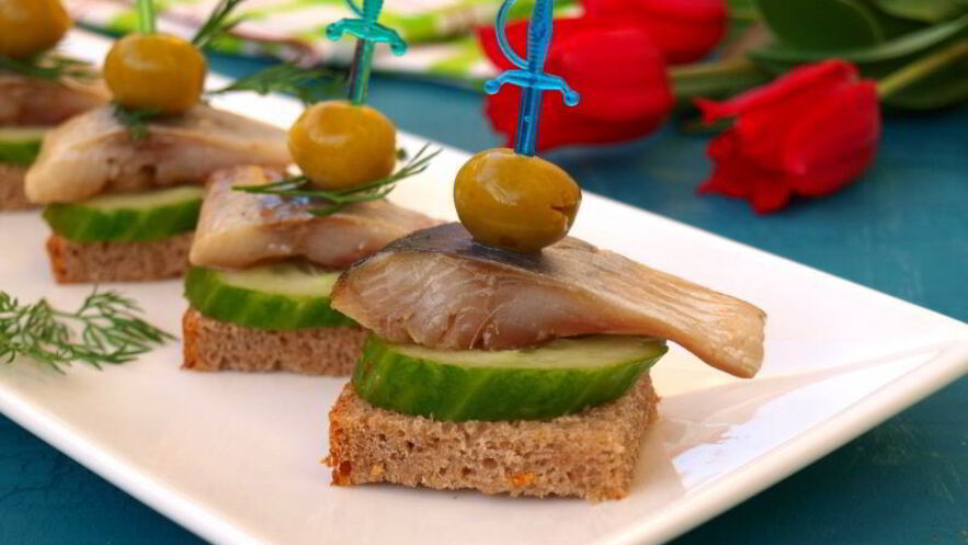 Рецепт канапе с сельдью и свежим огурцом