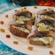 Рецепт Канапе с селедкой и черным хлебом на шпажках