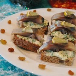 Рецепт Канапе с селедкой и черным хлебом на шпажках