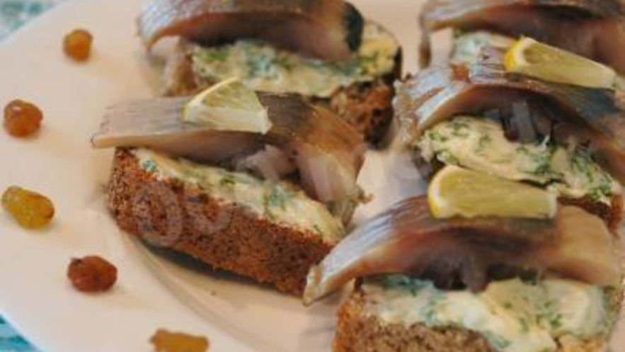 Рецепт канапе с селедкой и черным хлебом на шпажках