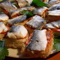 Рецепт Канапе с селедкой и томатным маслом