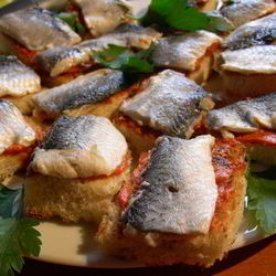 Рецепт Канапе с селедкой и томатным маслом