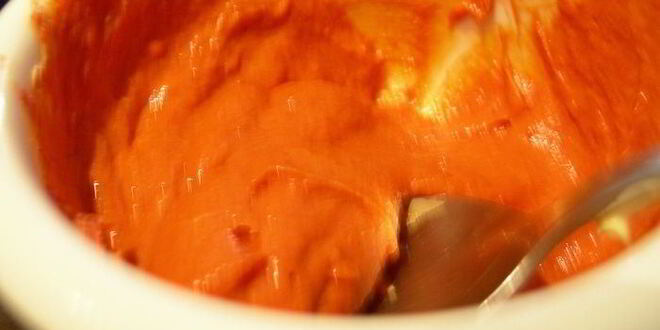 Рецепт канапе с селедкой и томатным маслом