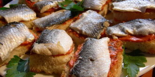 Рецепт канапе с селедкой и томатным маслом