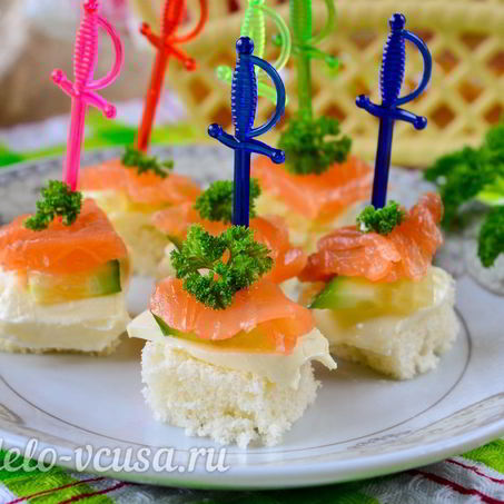 Рецепт Канапе с семгой и огурцом