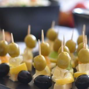 Рецепт Канапе с сыром и оливками