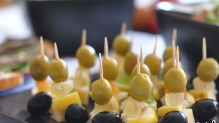 Рецепт канапе с сыром и оливками