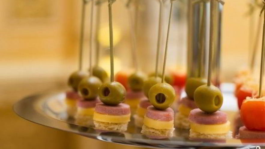 Рецепт канапе с сыром и ветчиной