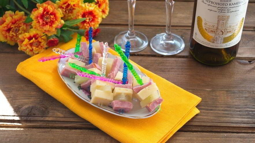 Рецепт канапе с ветчиной и сыром