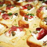 Рецепт Канапе со шпеком и творожным сыром