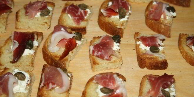 Рецепт канапе со шпеком и творожным сыром