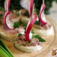 Рецепт Канапе со сливочным паштетом из индейки и редисом
