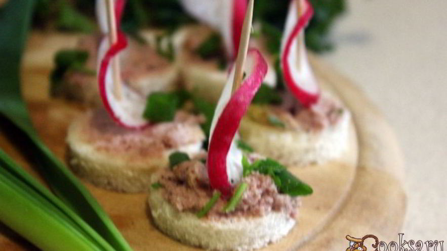 Рецепт канапе со сливочным паштетом из индейки и редисом