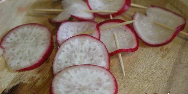 Рецепт канапе со сливочным паштетом из индейки и редисом