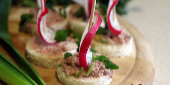 Рецепт канапе со сливочным паштетом из индейки и редисом