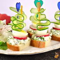 Рецепт Канапе со свежим огурцом, перепелиными яйцами и адыгейским сыром