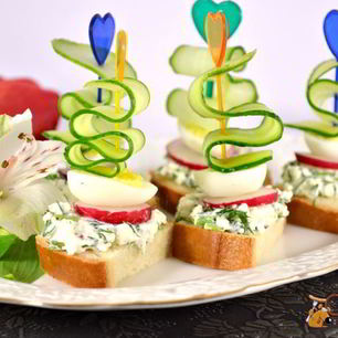 Рецепт Канапе со свежим огурцом, перепелиными яйцами и адыгейским сыром