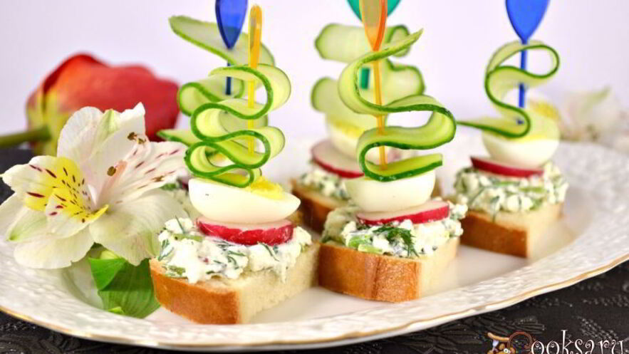 Рецепт канапе со свежим огурцом, перепелиными яйцами и адыгейским сыром