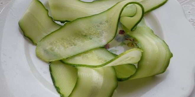 Рецепт канапе со свежим огурцом, перепелиными яйцами и адыгейским сыром