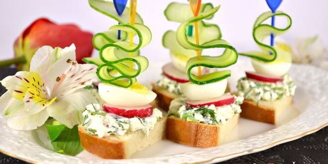 Рецепт канапе со свежим огурцом, перепелиными яйцами и адыгейским сыром