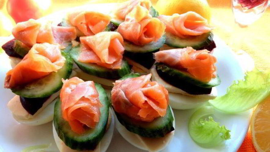 Рецепт рыбного канапе на маринованных яйцах