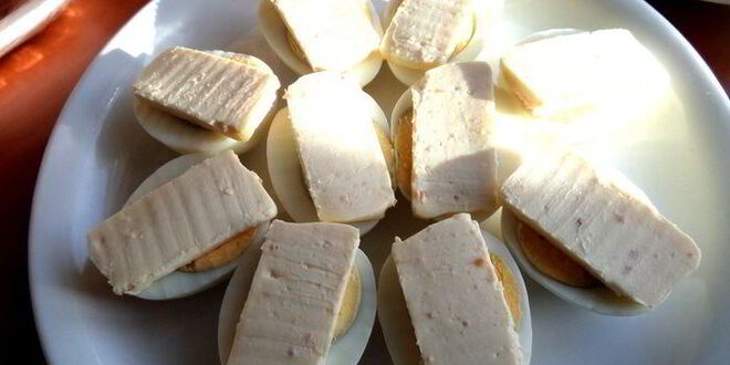 Рецепт рыбного канапе на маринованных яйцах