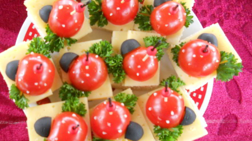 Рецепт сырного канапе с помидорами и оливками