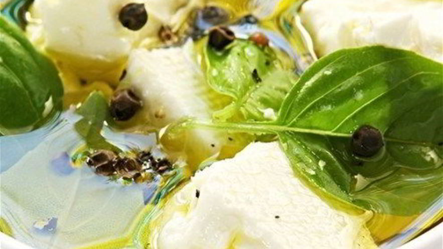 Рецепт козьего сыра с оливками, лимоном и тмином