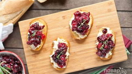 Рецепт Кростини с запеченной клюквой