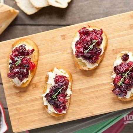 Рецепт Кростини с запеченной клюквой