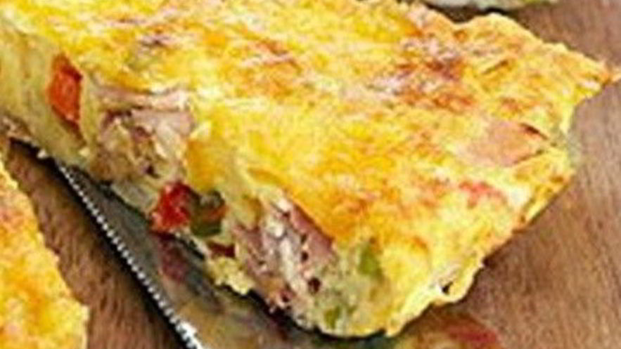 Рецепт багрового омлета с тремя видами колбас и шпинатом