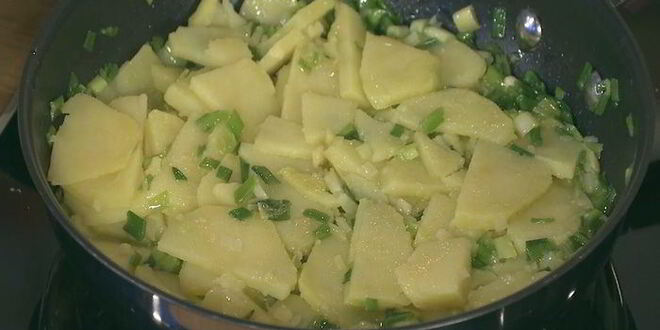 Рецепт фриттаты с картофелем, сладким перцем и зеленым луком