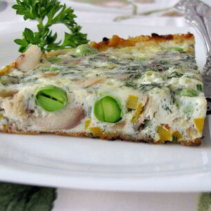 Рецепт Фриттаты с копченой скумбрией и зеленым горошком