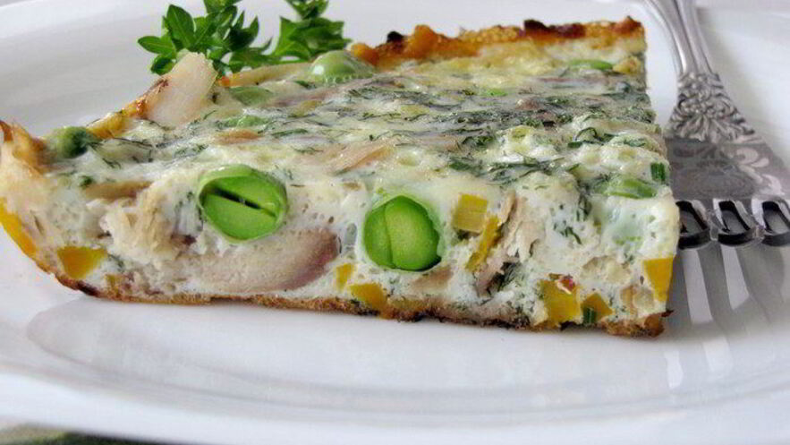 Рецепт фриттаты с копченой скумбрией и зеленым горошком