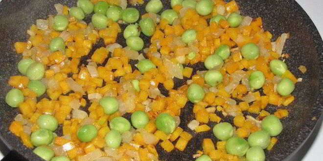 Рецепт фриттаты с копченой скумбрией и зеленым горошком