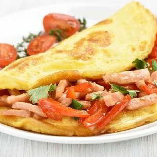 Рецепт Нежного омлета с ветчиной и помидорами