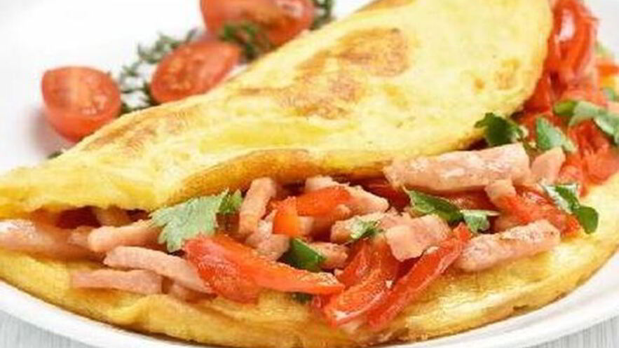 Рецепт нежного омлета с ветчиной и помидорами