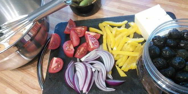 Рецепт омлета по мотивам греческого салата