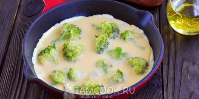 Рецепт омлета с брокколи на сковороде