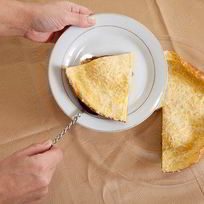 Омлет с карамелизованной грушей, горгонзолой, беконом и орехами пекан