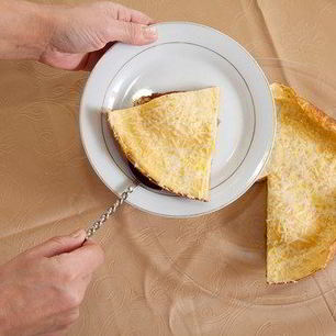 Рецепт Омлета с карамелизованной грушей, горгонзолой, беконом и орехами пекан